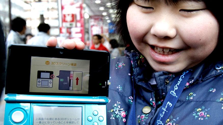 Girl Shows off Nintendo 3DS